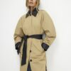Beige trenchcoat med kokongärmar och krage