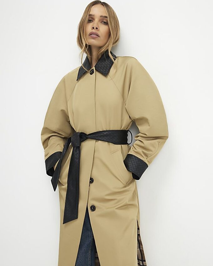 Beige trenchcoat med kokongärmar och krage