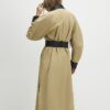 Beige trenchcoat med kokongärmar och krage