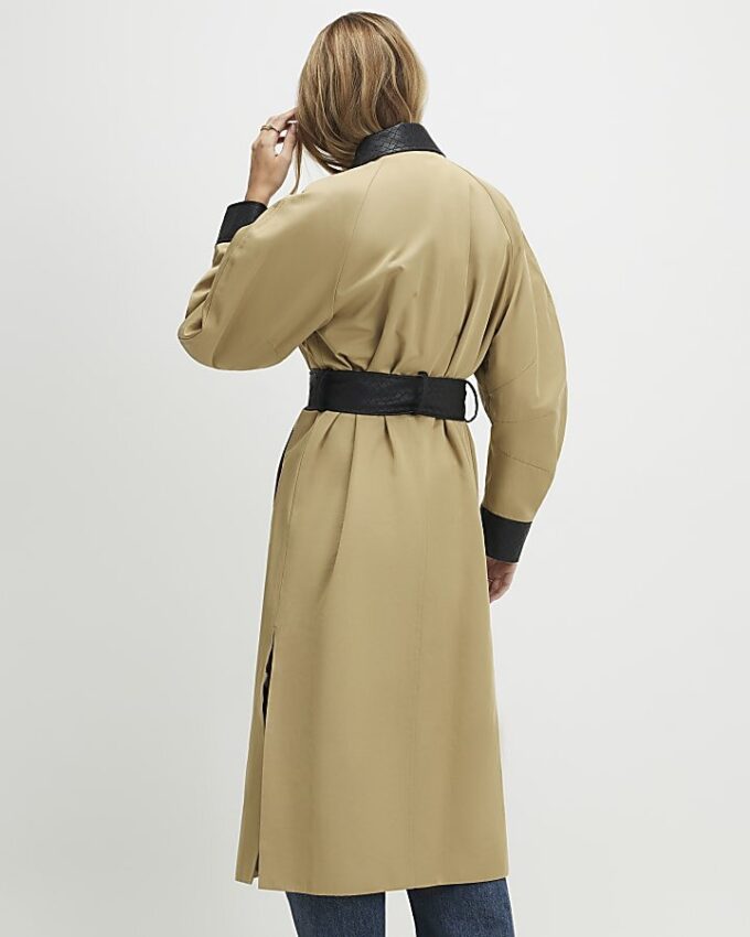Beige trenchcoat med kokongärmar och krage
