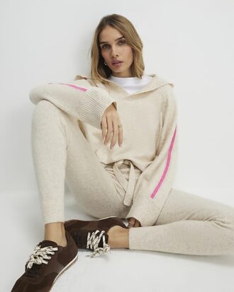 Beige tröja med huva och kontrasterande detaljer