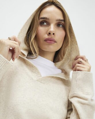 Beige tröja med huva och kontrasterande detaljer