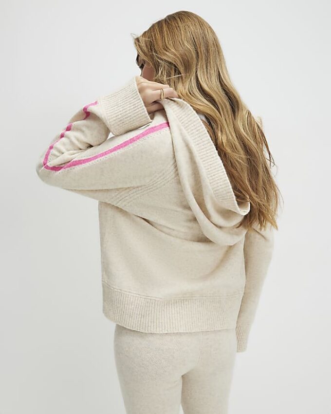 Beige tröja med huva och kontrasterande detaljer