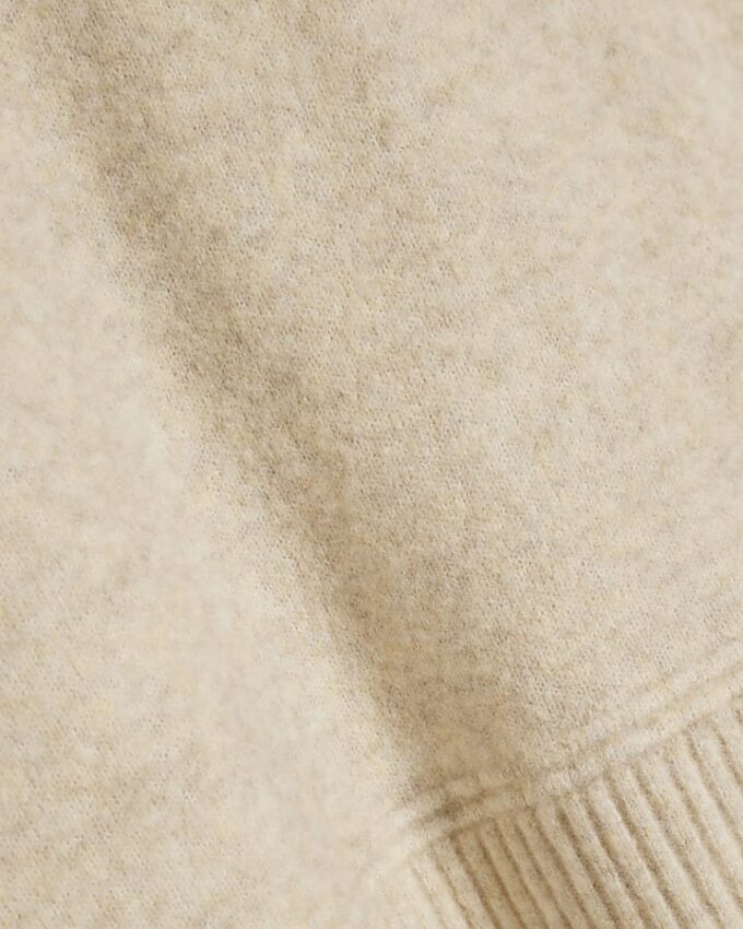 Beige tröja med huva och kontrasterande detaljer