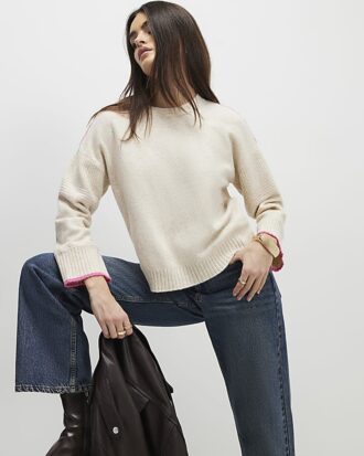 Beige tröja med kontrasterande detaljer