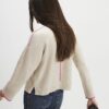 Beige tröja med kontrasterande detaljer
