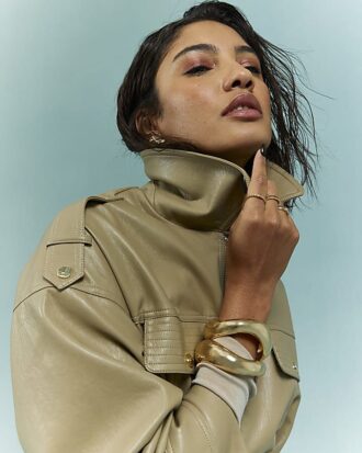 Beige utility-jacka med snörning i midjan