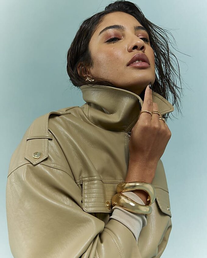 Beige utility-jacka med snörning i midjan