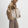 Beige väska med spänne och monogram