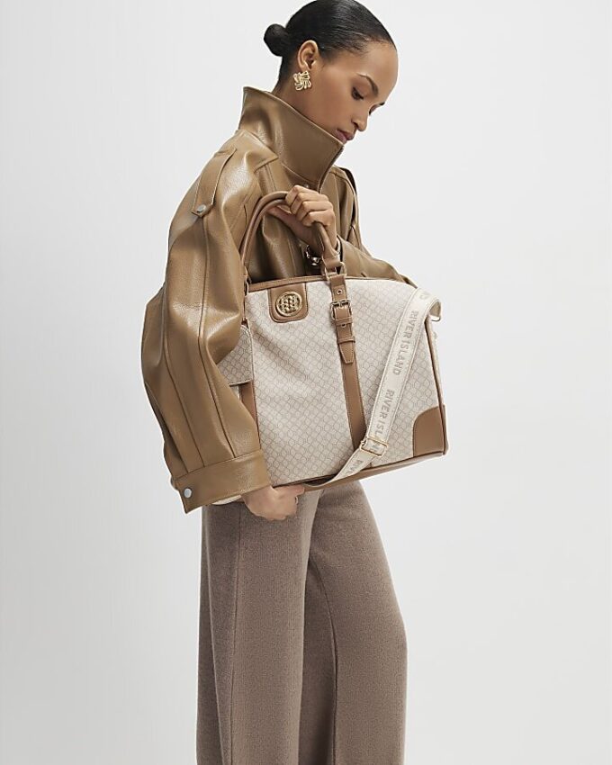 Beige väska med spänne och monogram