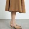 Beige vävda pumps med rem bak