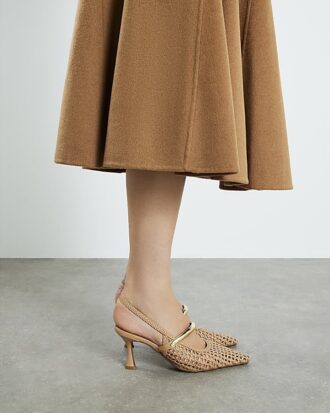 Beige vävda pumps med rem bak