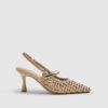 Beige vävda pumps med rem bak