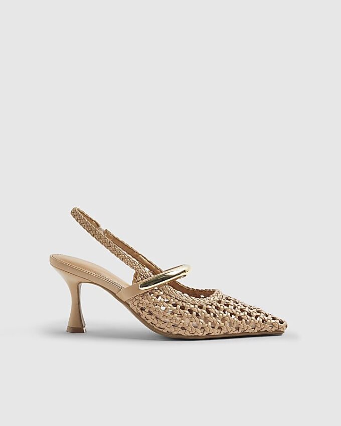 Beige vävda pumps med rem bak