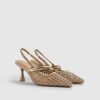 Beige vävda pumps med rem bak