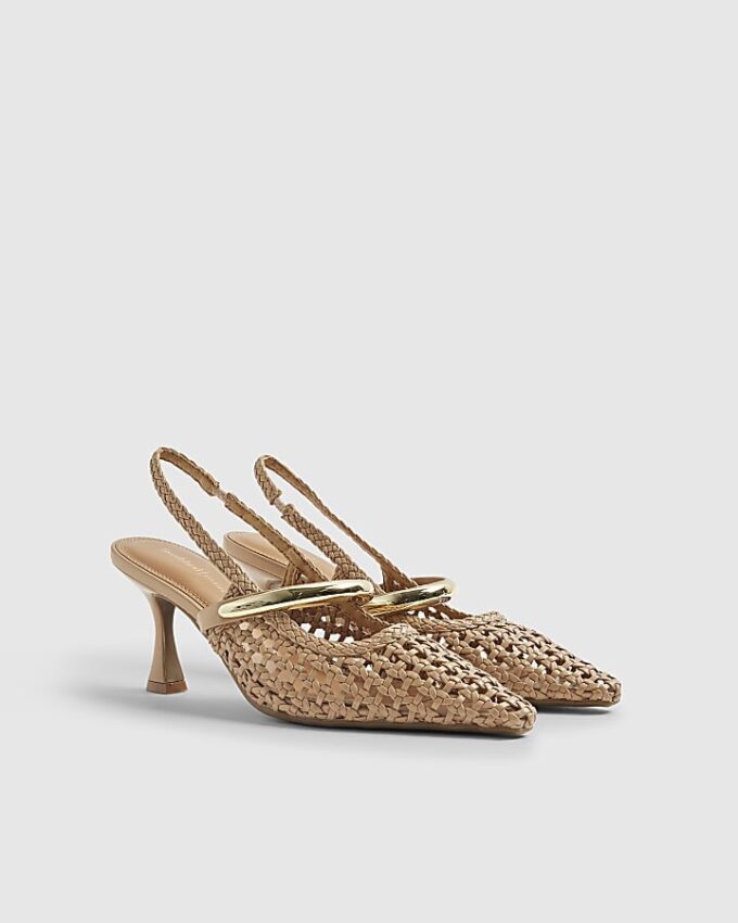 Beige vävda pumps med rem bak