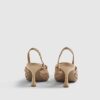 Beige vävda pumps med rem bak