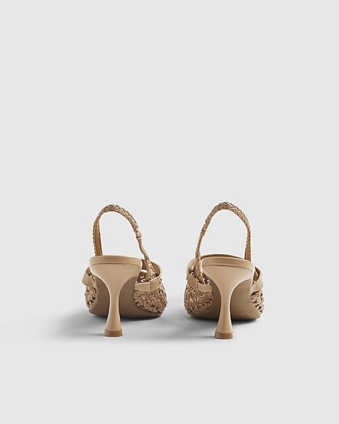 Beige vävda pumps med rem bak