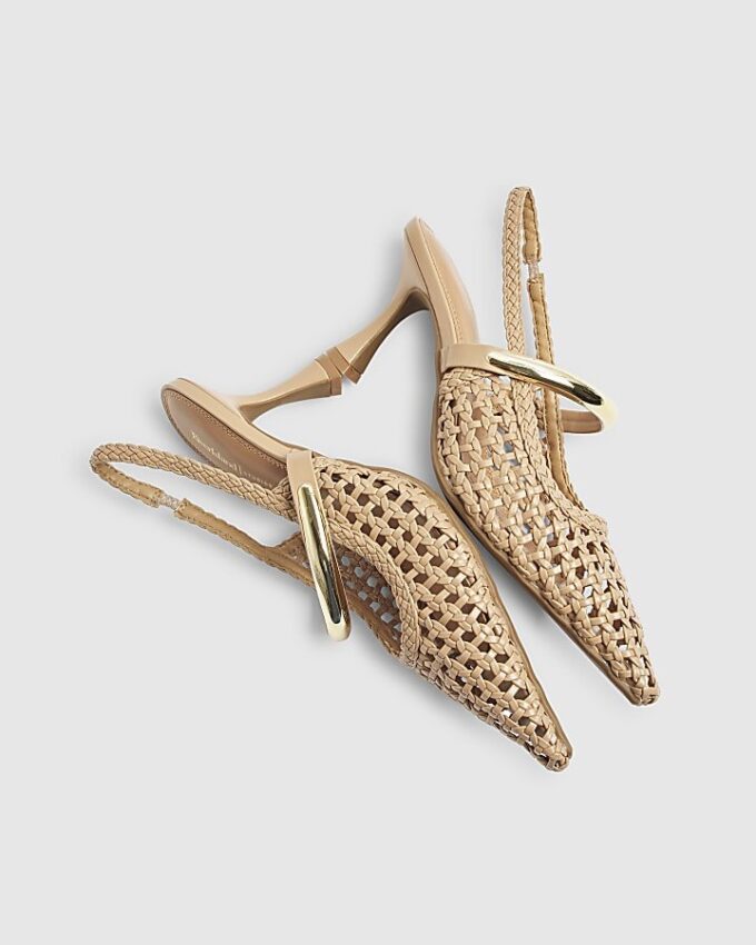 Beige vävda pumps med rem bak