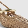 Beige vävda pumps med rem bak