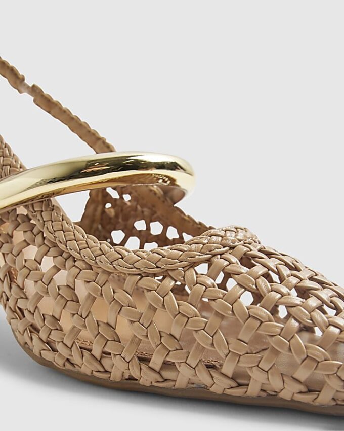 Beige vävda pumps med rem bak
