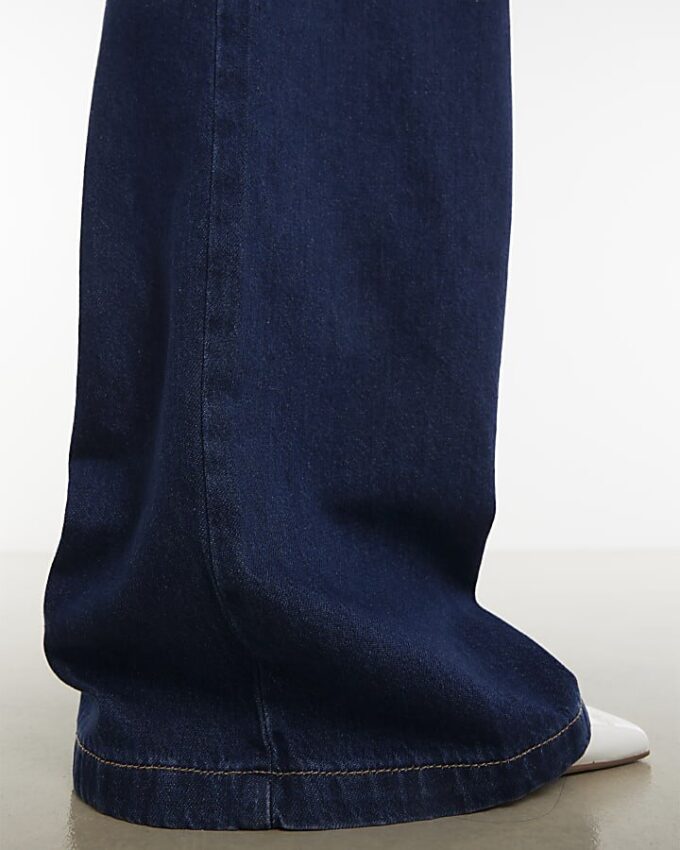 Blå baggy jeans med plissering och bälte