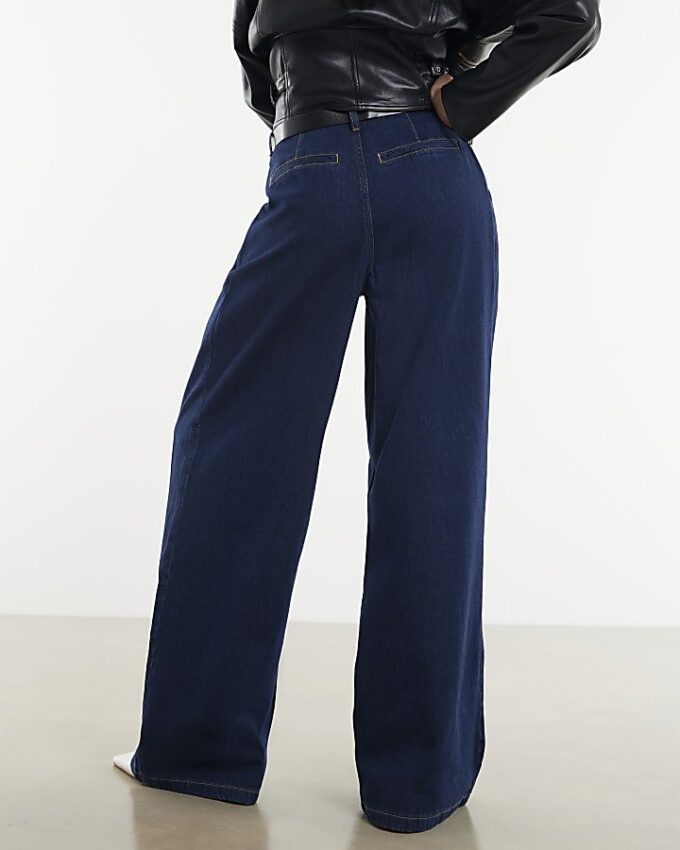 Blå baggy jeans med plissering och bälte