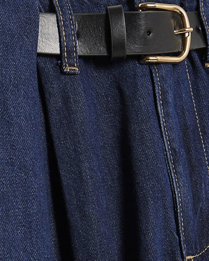 Blå baggy jeans med plissering och bälte