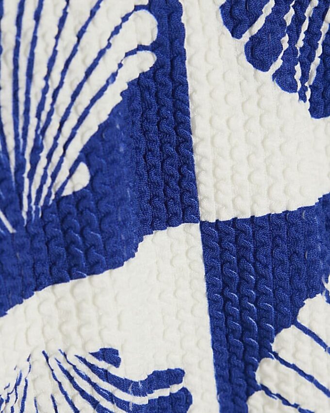 Blå bikiniunderdel med texturerat skalprint