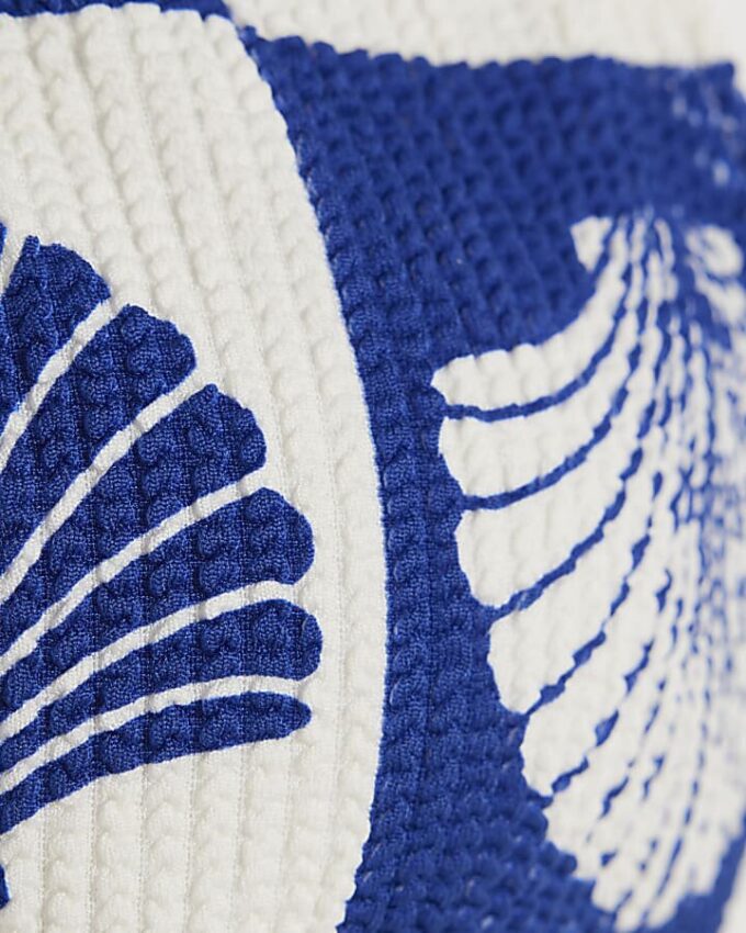 Blå bikiniöverdel med texturerat skalprint Blå bikiniöverdel med texturerat skalprint
