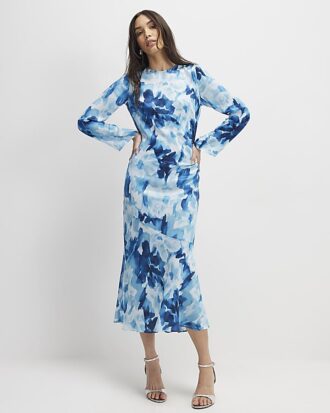 Blå blommig långärmad midiklänning