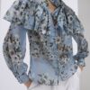 Blå blus med blommönster och volangkrage