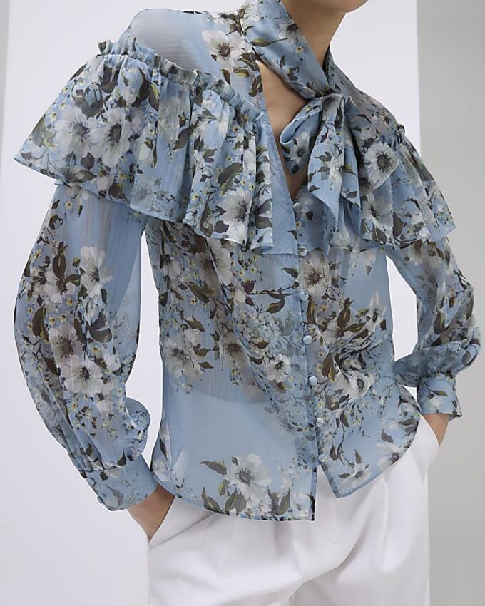 Blå blus med blommönster och volangkrage