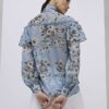 Blå blus med blommönster och volangkrage
