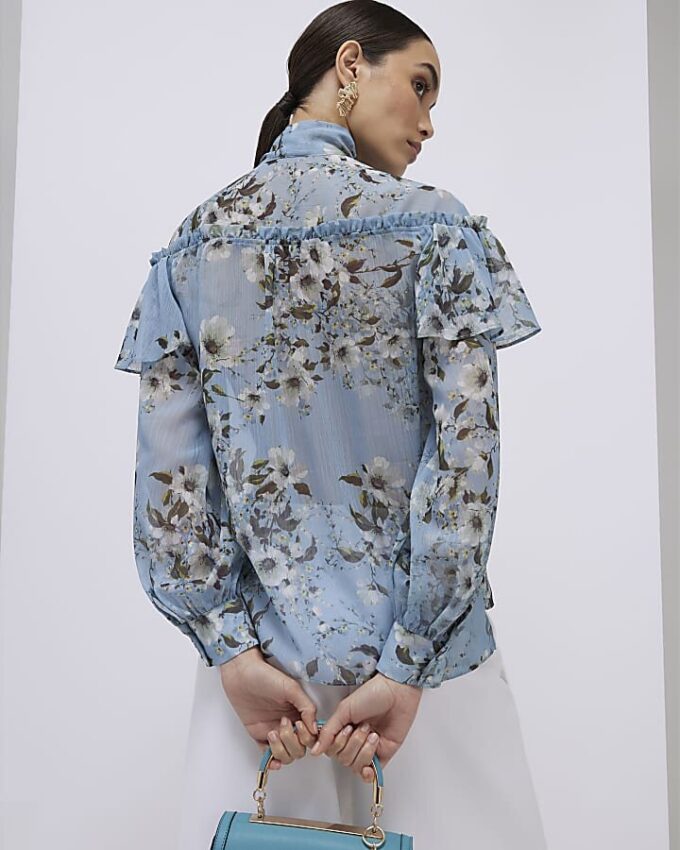 Blå blus med blommönster och volangkrage