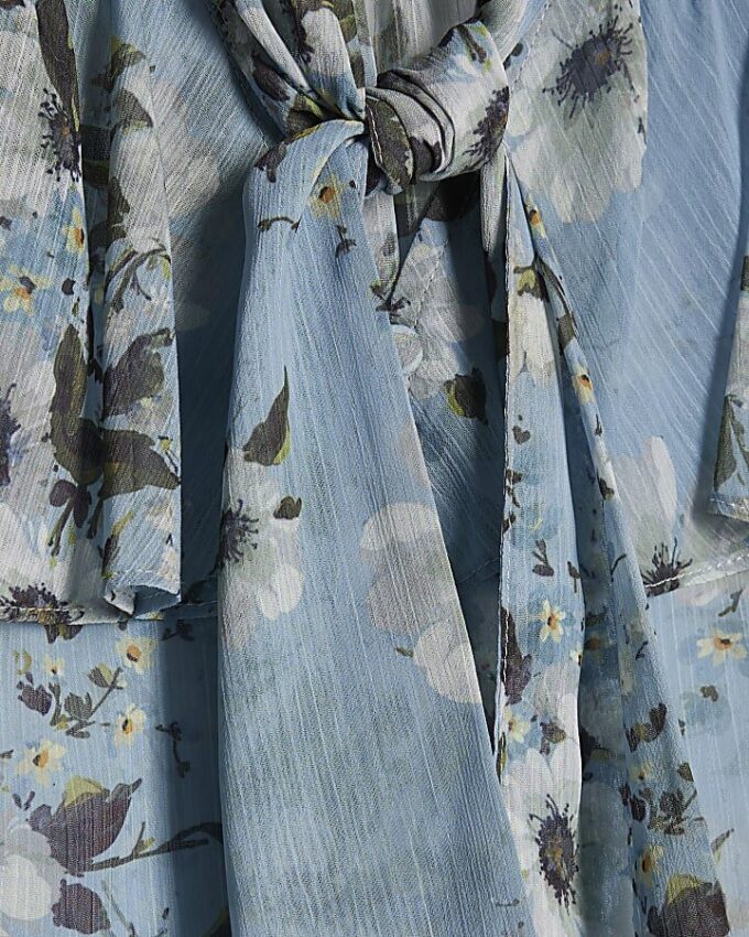 Blå blus med blommönster och volangkrage