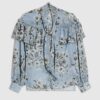 Blå blus med blommönster och volangkrage