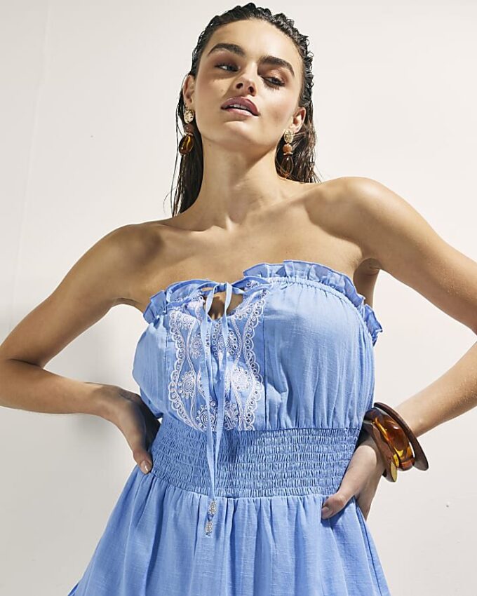 Blå broderad playsuit med volanger