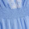 Blå broderad playsuit med volanger