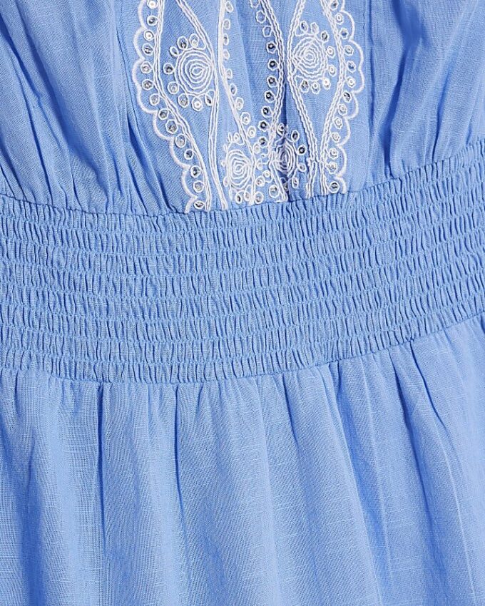 Blå broderad playsuit med volanger
