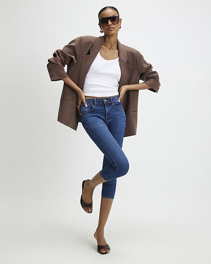 Blå caprijeans med smal passform Blå caprijeans med smal passform
