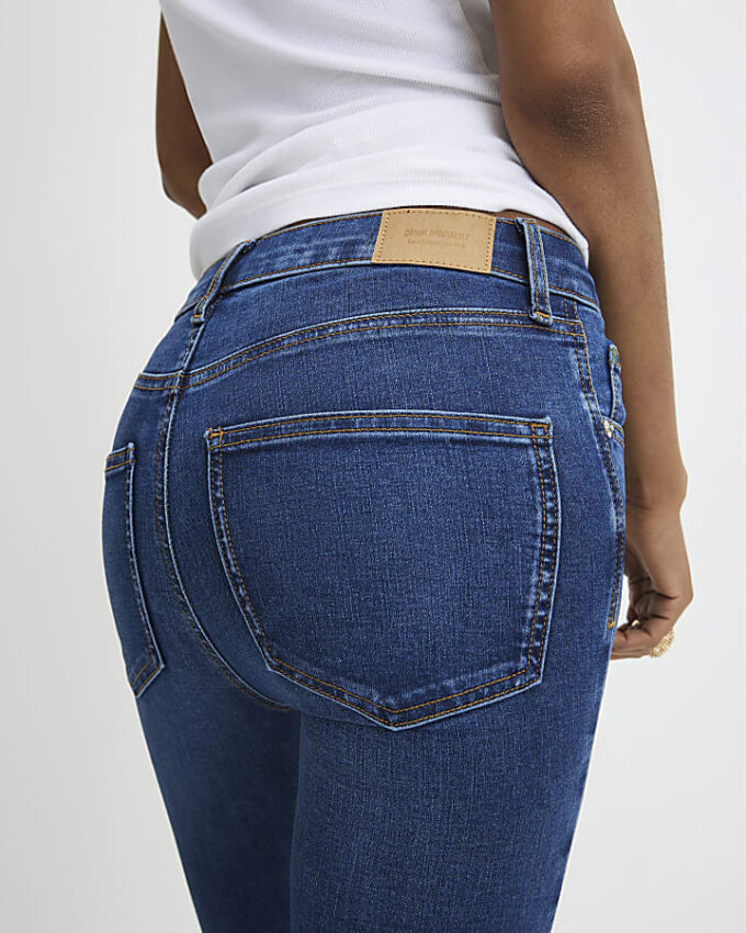 Blå caprijeans med smal passform Blå caprijeans med smal passform