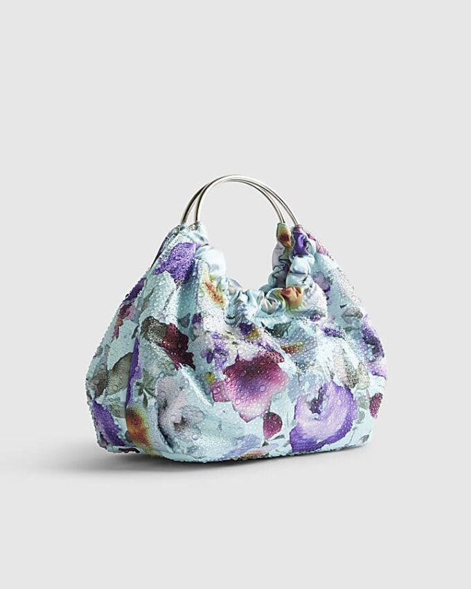 Blå clutchväska med blommiga dekorationer
