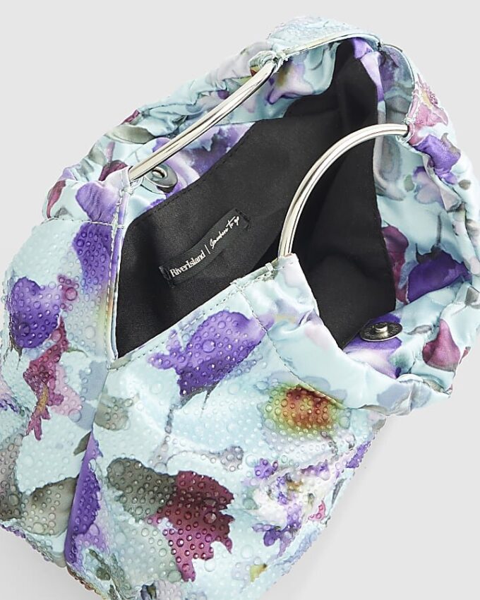 Blå clutchväska med blommiga dekorationer