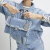 Blå denim axelväska med flik fram