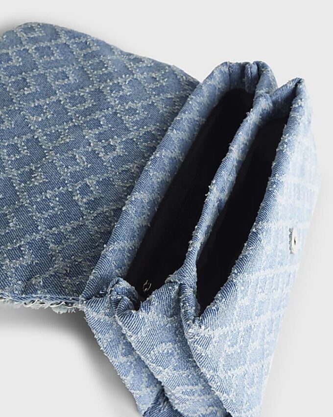 Blå denim axelväska med flik fram