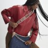 Blå denim axelväska med monogramtryck och kedja