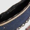 Blå denim axelväska med monogramtryck och kedja