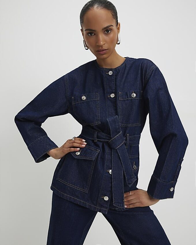 Blå denimjacka med bälte