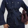Blå denimjacka med bälte